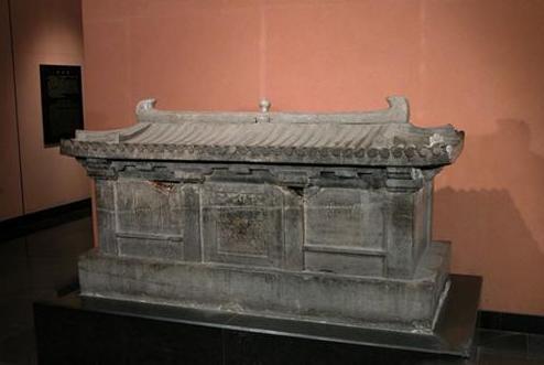 到了李静训父亲这一代,李氏家族就没有什么功绩了,李静训的父亲李敏