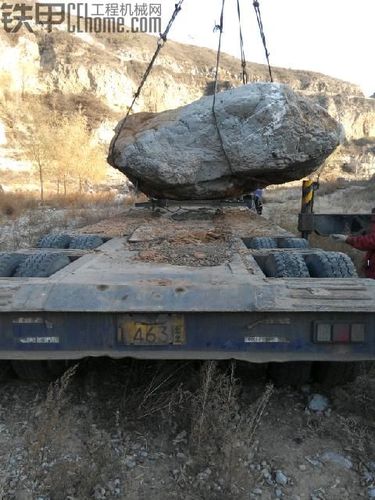 好大的石头!60吨的吊车起吊