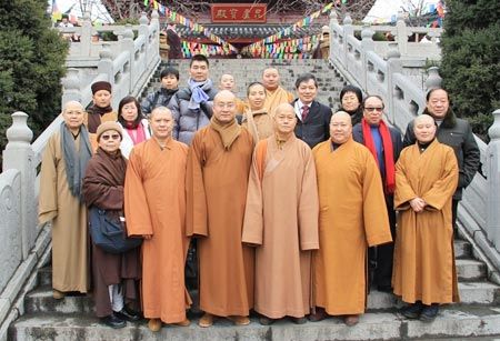 健钊长老,宏明法师率港澳佛教代表团参访古鸡鸣寺