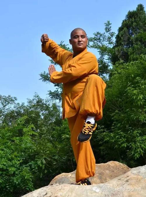 少林寺武术基本功之腿功      少林寺武术学校弟子每天需要练习的少林