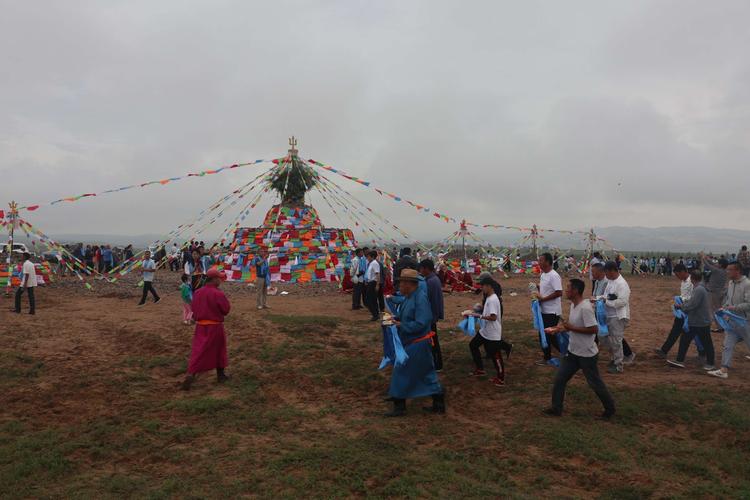 白音敖包落成记