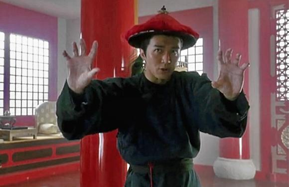 当韦小宝对双儿使用龙爪手后,韦爵爷的脸上瞬间绽放出三道红杠.