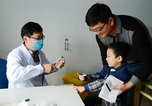 孩子发烧生病到医院看病 排队人数过多心态崩了_医生