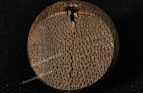 沉香珠子的油性与纹理,我们选择了两颗珠子,一个从横切开始去表面的