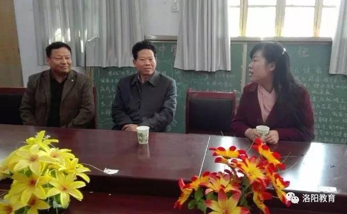 洛阳市第六中学到洛宁县城郊乡崛山中学开展爱心捐赠活动