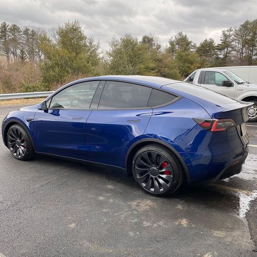 全新特斯拉model y实车 动感的蓝色造型