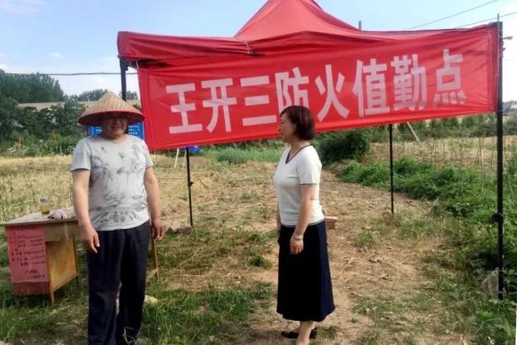 龙泉街道董村居滕州市委办公室派驻第一书记 颜璐7374与村"两委"