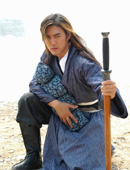 第一名:燕南天  被誉为天下第一大侠天下第一神剑  功法:嫁衣神功