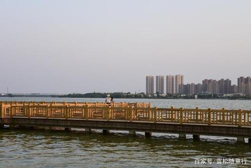 湖中的平台上,这对母女在远眺,欣赏着美丽的大龙湖.