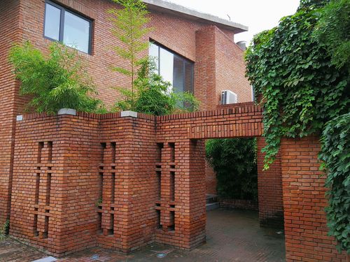 主馆外墙是以红砖为主,各种造型也是按红砖的尺寸设计,让我们这些五