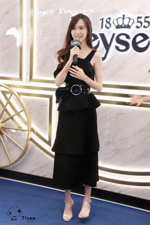 唐嫣这是怎么了虽然身材还是一如既往大长腿优势还是很迷人,穿着短裙