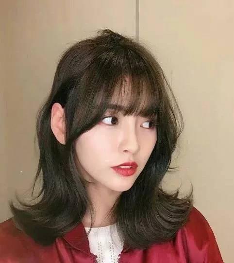 作为年年霸屏的短发发型,显大的妹纸如何剪一款显脸小的短发呢?