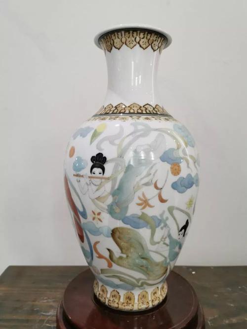 "醴陵釉下五彩瓷",也是中国传统陶瓷装饰艺术之一.