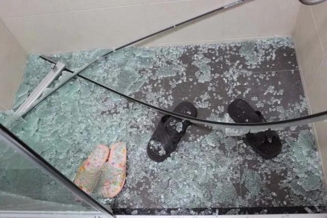 淋浴房安装钢化玻璃门安全吗?玻璃门为啥自爆?5个原因