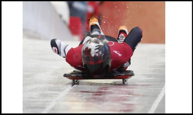 无舵雪橇看起来操作并不复杂运动员只需要将身体平躺在雪橇上,然后以