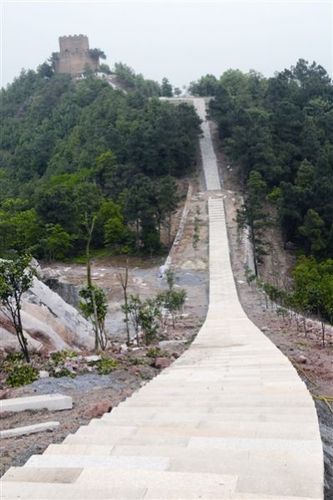核心提示:    温州网讯 花岗岩铺设的台阶通向山顶,游步道两侧