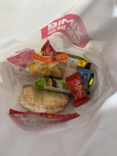 送了一个杯子给陌生小姐姐,被回送了一袋零食!