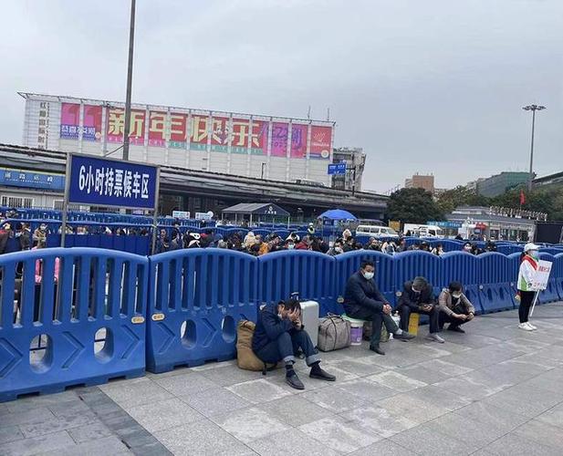 直击广州火车站春运首日站外广场不拥挤设免费核酸检测点
