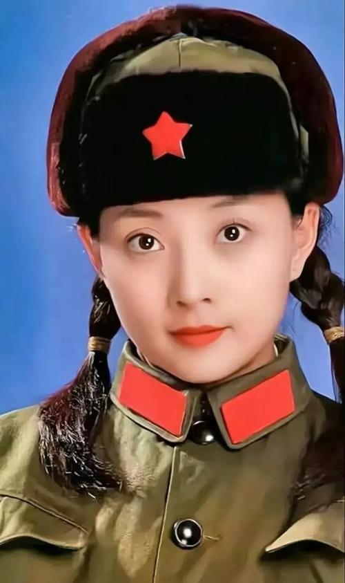 殷桃的军装照从少女时期的青涩娇憨到中年时期成熟大气