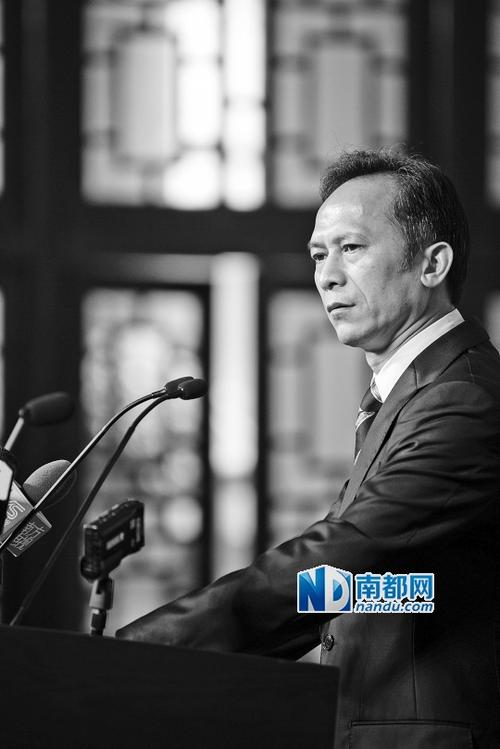 昨日,周亚伟以广州市政府秘书长身份出席市领导新闻发布会.
