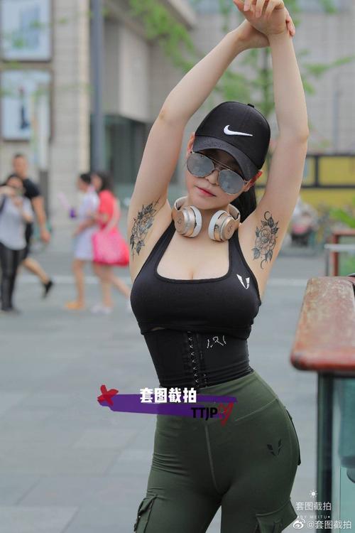 街拍运动风小姐姐腋下纹身让人震惊这口味有点重