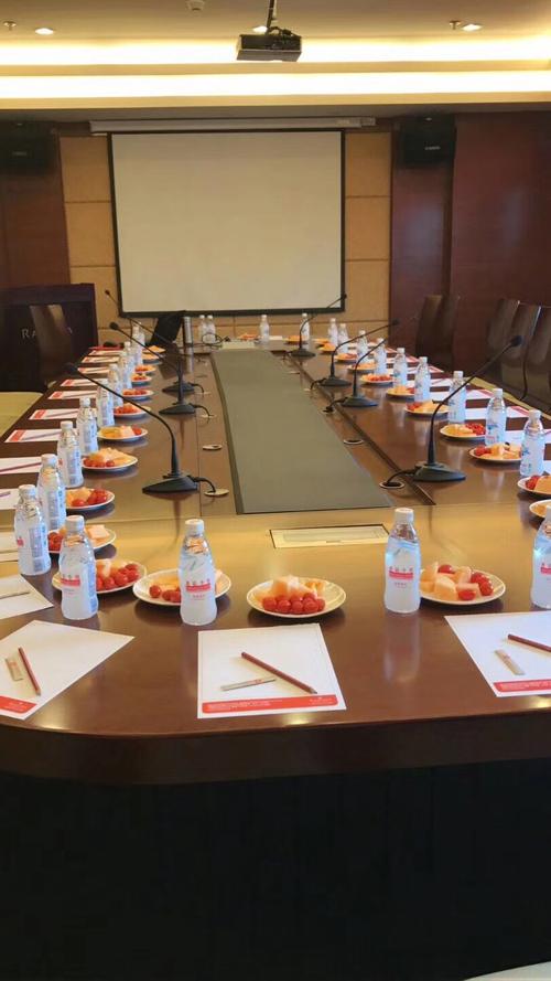 会议室里准备了一些,纸笔,给来宾们可以享用