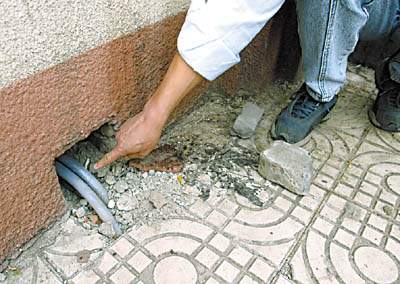 宝岗大道"水老鼠"猖狂偷水(组图)