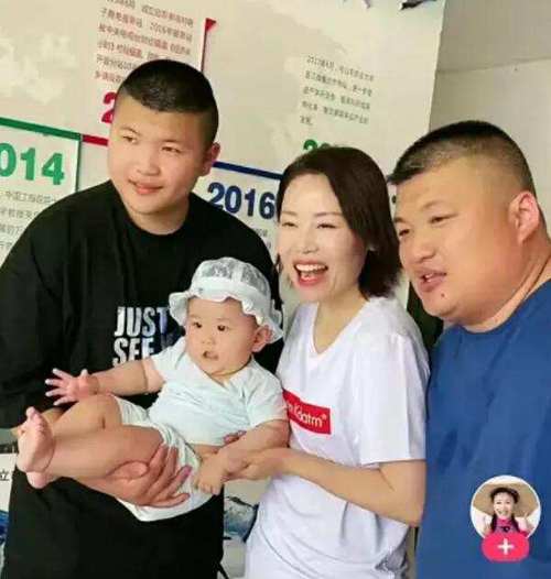 草帽姐升级当奶奶,孙子7个月大,儿子却还没到法定结婚年龄