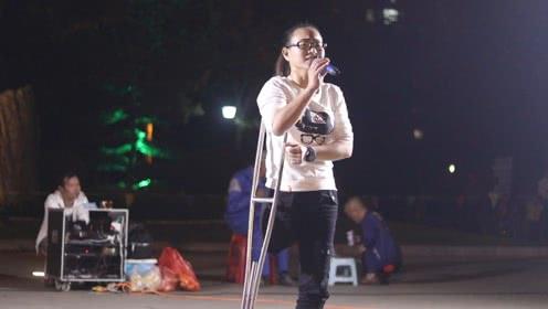 残疾歌手空降安徽,一曲《拉萨夜雨》嘹亮歌喉有韵味