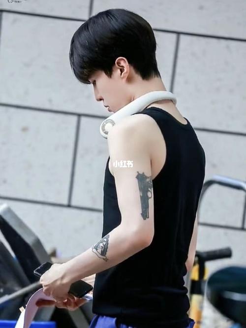 范丞丞手臂纹身也太帅了吧_范丞丞_纹身_娱乐_明星