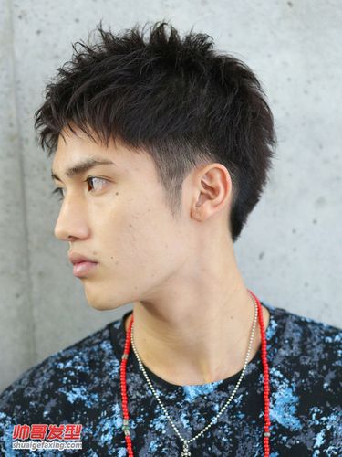 颧骨高的男生适合什么发型露额头侧分短发好看2
