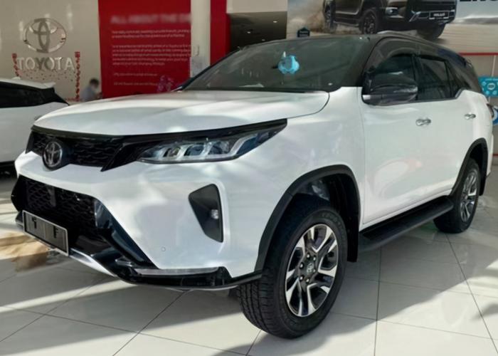 双色车身28t2022款丰田奔跑者亮相比帕杰罗接地气