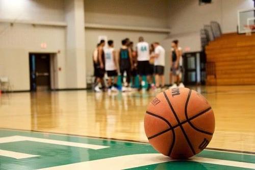 男生打篮球,就一定更受女生的喜欢吗?别傻了,她们比你