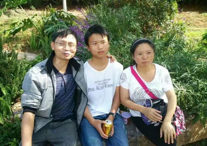 儿子中考完后,带他去玉溪玩
