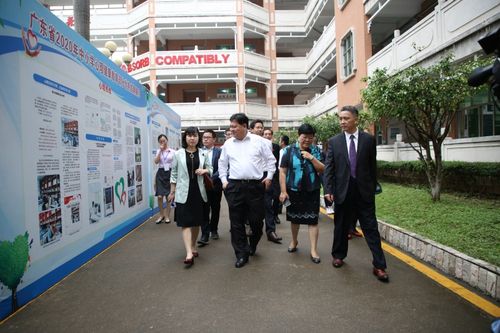 佛山市副市长许国在省教育厅思政处处长倪熙的陪同下参观广东省中小学