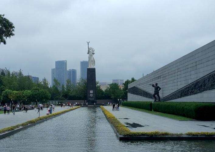 (图为纪念馆中《和平女神》与《冲锋号》塑)
