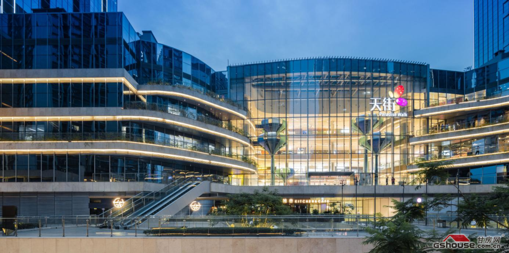 龙湖西宸天街西侧,未来的花照城市公园,同样利用这种自然过渡的方式