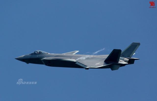 双龙上天!新涂装歼20霸气飞行