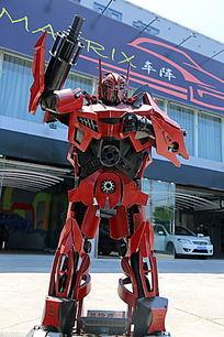 手挥武器的变形金刚红色