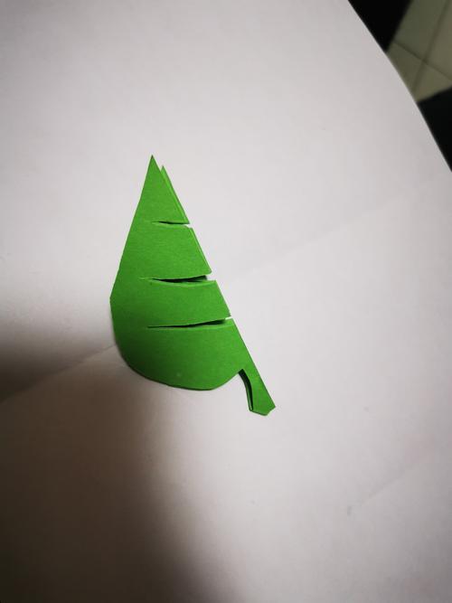 有趣的数学实验——轴对称图形剪纸