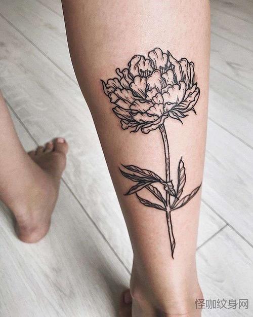 线条小腿花卉纹身图案