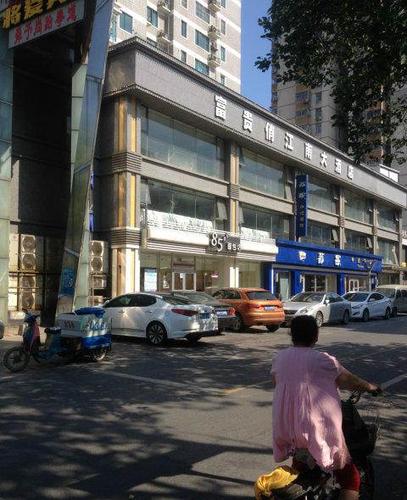 水西门大街临街门面招租(莫愁湖公园南门对面)