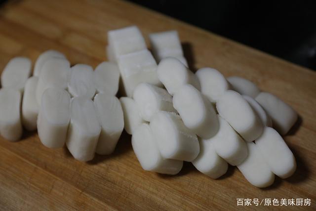 木耳  8朵 年糕  4根 盐 1小勺 鸡精 适量 制作方法