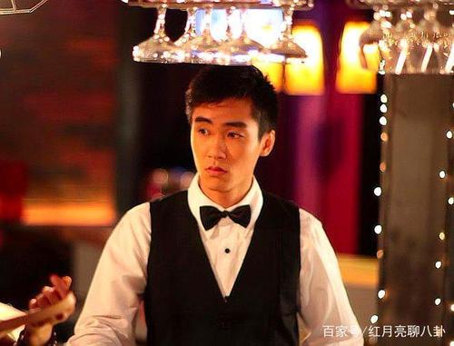 还记得《爱情公寓2》的酒保吗?如今29岁的他帅到认不