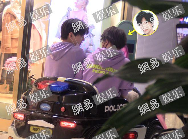 拍摄开始前,两人各乘一部电瓶车,但似乎翟潇闻不太会操作,薛之谦见状