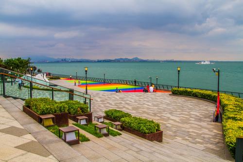 登上金茂湾购物中心的二层平台,更可居高远眺.