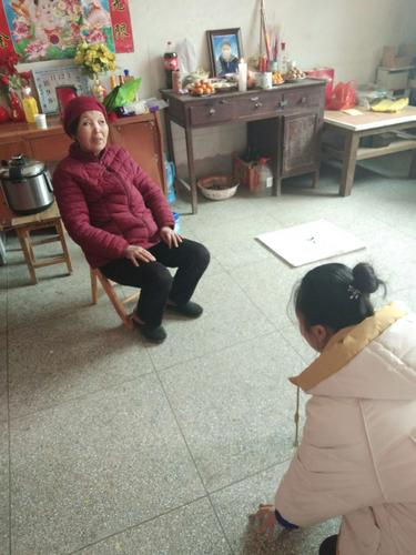 大年初二给长辈拜年.