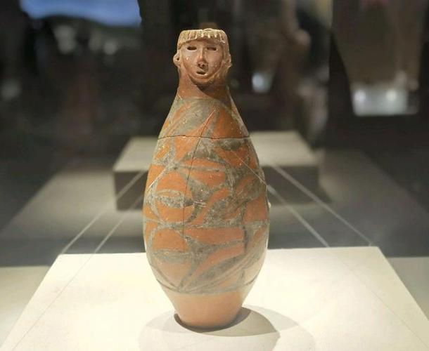 甘肃省博物馆.人头形彩陶瓶