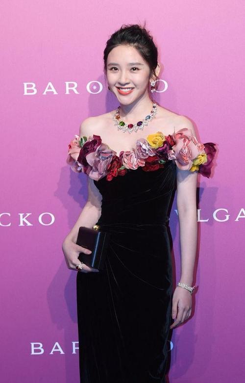 唐艺昕笑起来真甜,就算穿着高贵优雅的长裙,也藏不住"甜妹感"|抹胸裙