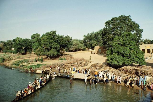 尼日尔河发源于富塔贾隆高原,全长4200公里,是非洲第三长河,流域覆盖